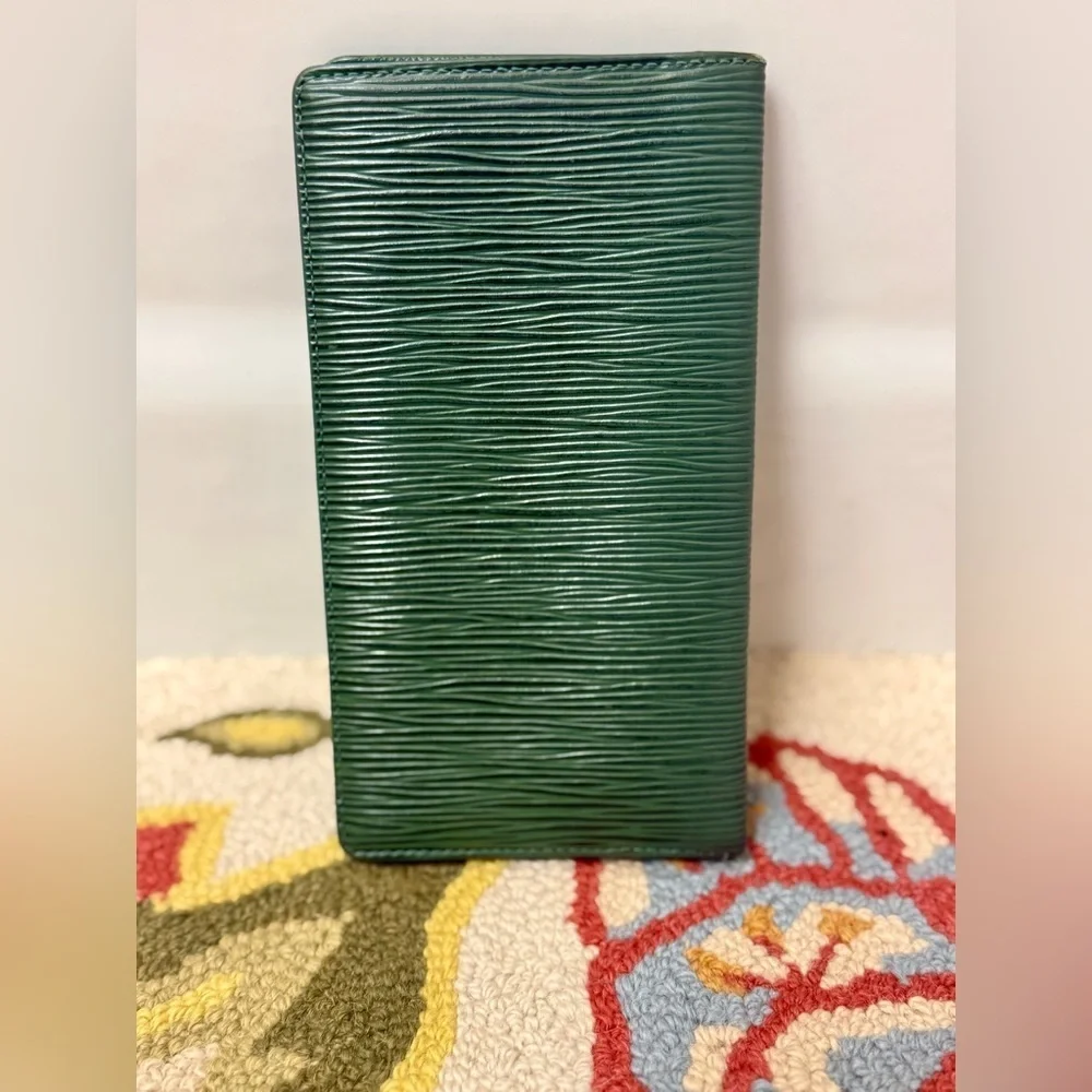 LOUIS VUITTON Vintage Unisex Green Epi Leather Long Bi-Fold Agenda Wallet